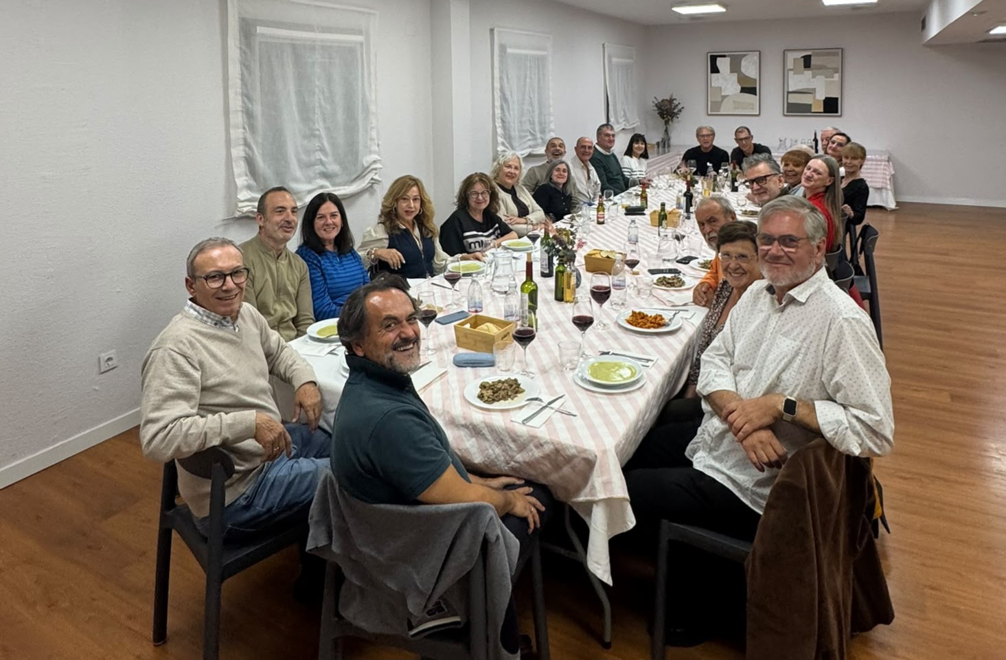 Cena de coralistas en Guadalajara, la víspera de la boda de Lupiana.